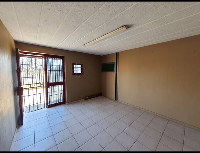 240M² WAREHOUSE TO LET IN DRIEHOEK